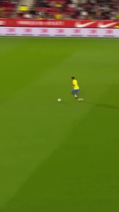 45歲還開掛！小羅再現(xiàn)牛尾巴過人，微笑單挑門將輕松打進